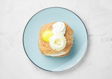 Flødefastelavnsbolle med ananas, passionsfrugt & ferskenkompot